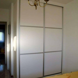 Armario lacado en blanco, puertas correderas japonesas